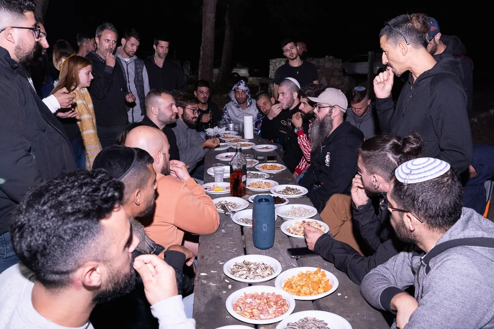 ארוחת קהילה של בוגרים ומדריכים