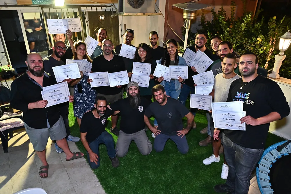 בוגרי הקורס מחזיקים תעודות